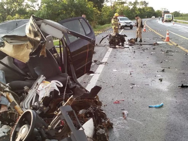 Batida entre carro e ônibus deixa uma pessoa morta na BR-135 em Joaquim Felício