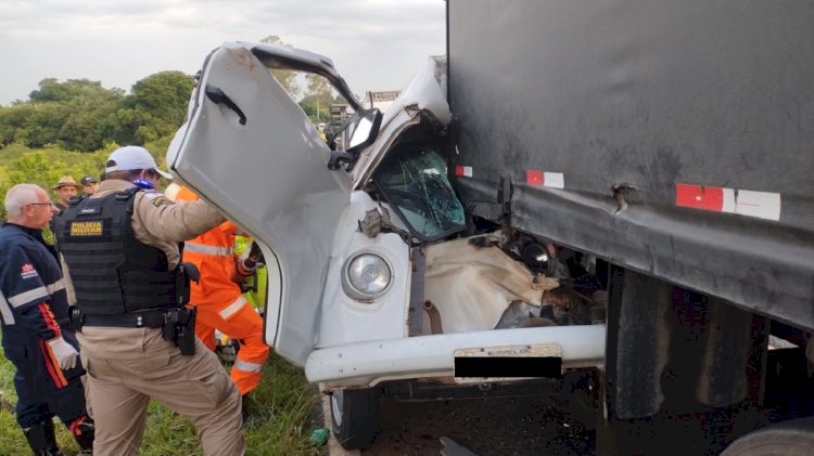 Kombi é destruída ao bater na traseira de caminhão e deixa feridos em MG