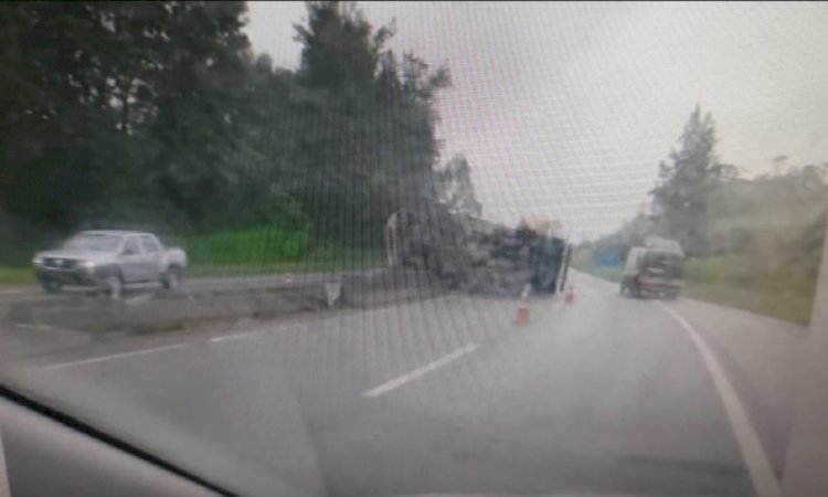 Caminhão tomba e interdita pistas nos dois sentidos da BR-040, em Barbacena