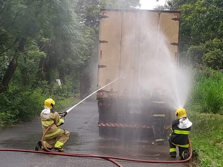 Bombeiros combatem incêndio em carreta carregada com 8 toneladas de papel higiênico, em Montes Claros