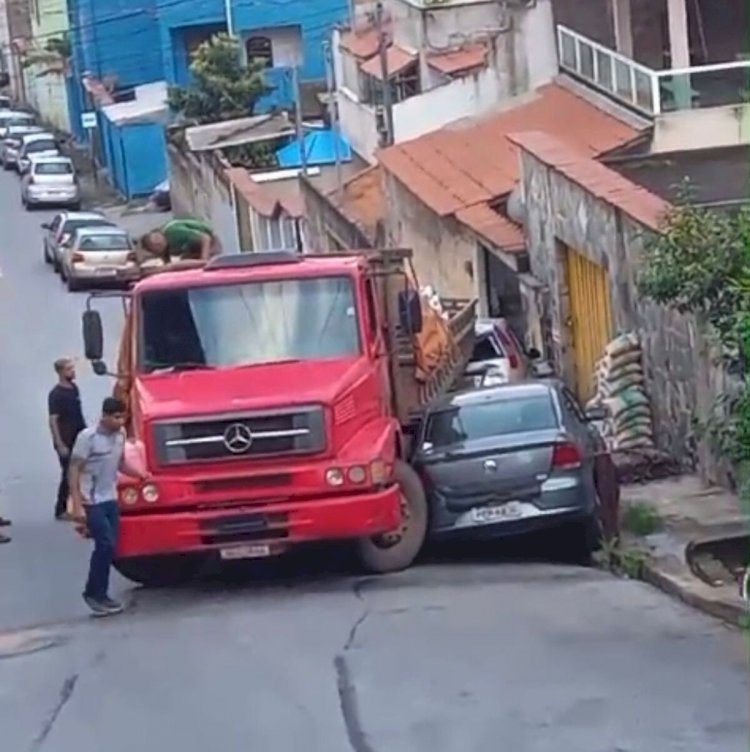 Caminhão atinge carros e casas após motorista sem CNH ignorar proibição em morro de BH