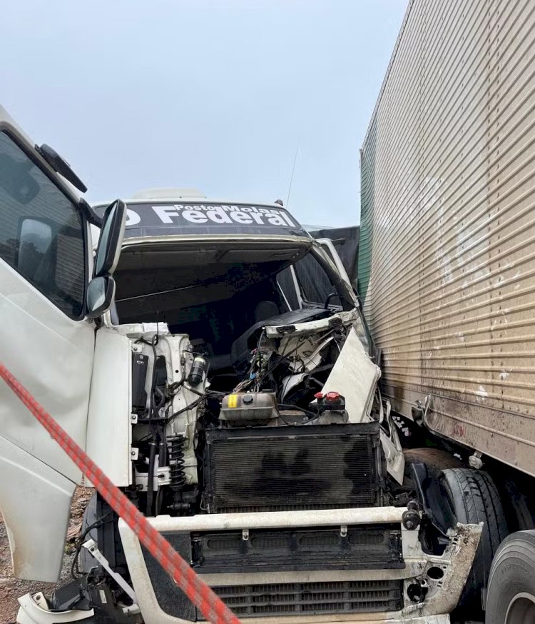 Motorista fica preso pelo volante e painel após acidente entre carretas na BR-135