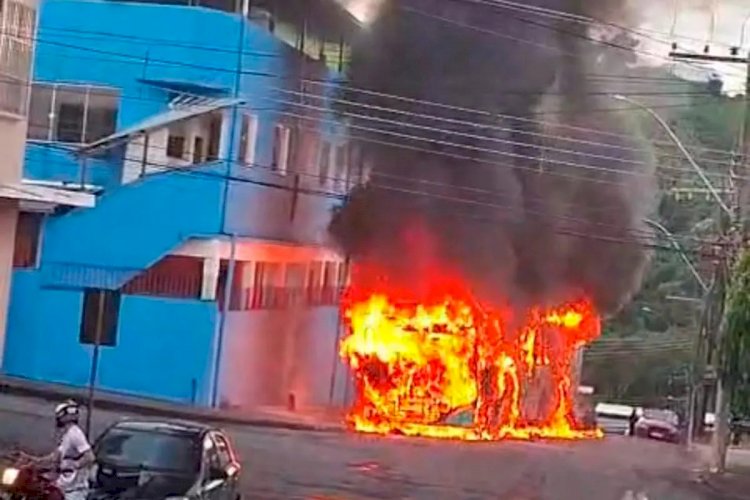 VÍDEO: Incêndio atinge carro, ônibus urbano e muro de cheche em Juiz de Fora