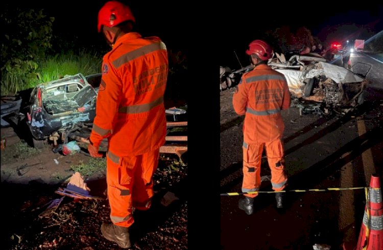 Carro e picape batem de frente durante forte chuva e três morrem no Triângulo