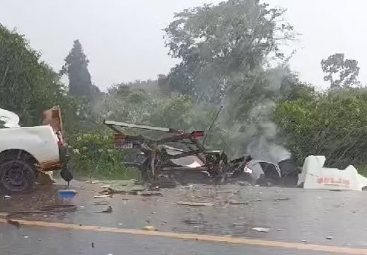 Batida frontal durante chuva mata três pessoas e deixa outras duas feridas na BR-365 em Santa Vitória