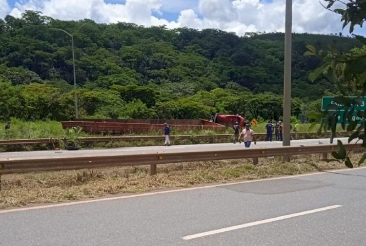BR-040 é interditada parcialmente no sentido BH após motorista de caminhão morrer preso às ferragens