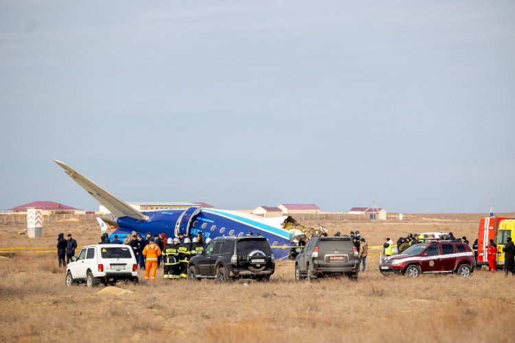 Avião da Embraer que caiu no Cazaquistão teria sido danificado por ‘objetos externos’