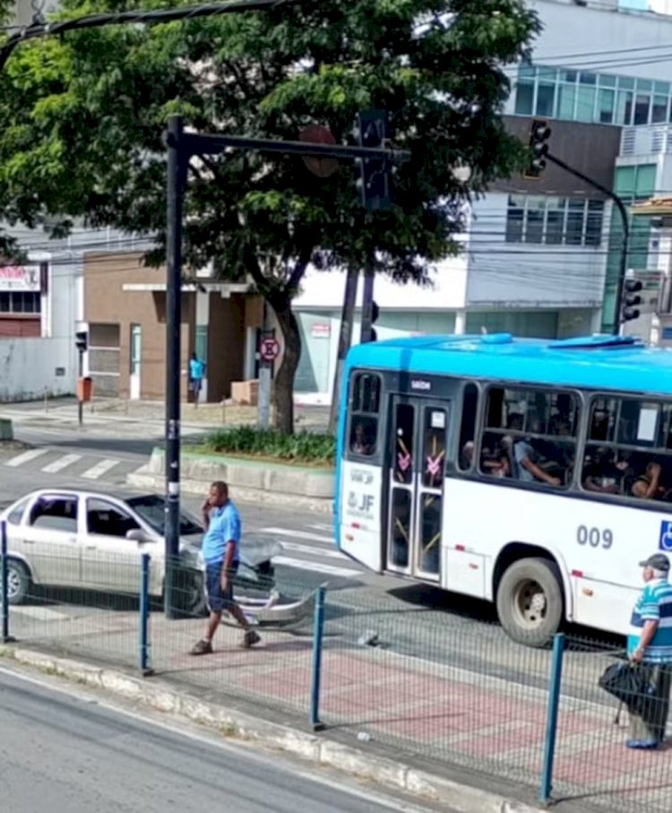 Falha no GPS faz motorista invadir pista de ônibus com carro pela faixa de pedestre na Avenida Rio Branco, em Juiz de Fora; VÍDEO