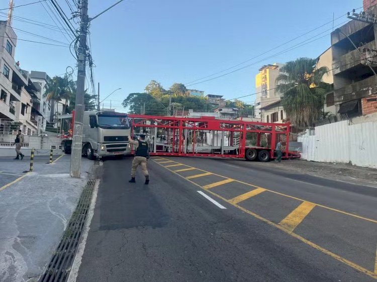 VÍDEO: Cegonheira ‘entala’ e fecha pistas da Garganta do Dilermando, em Juiz de Fora