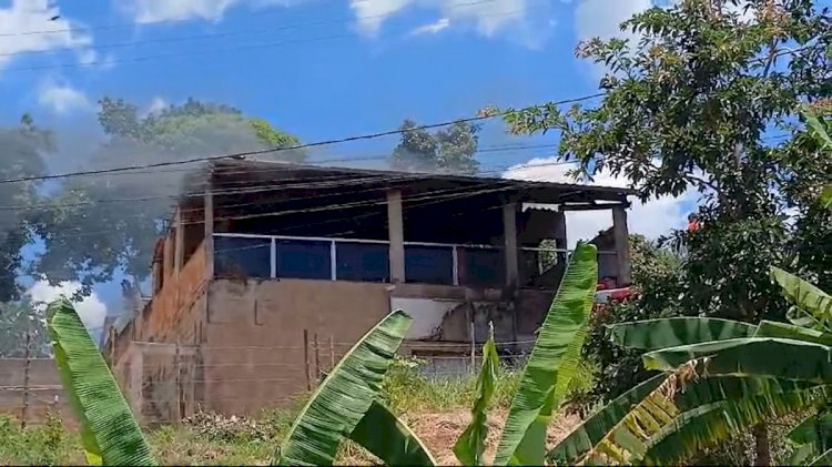 Vídeo: casa de pastor que confessou ter matado Stefany Vitória volta a ser incendiada por moradores