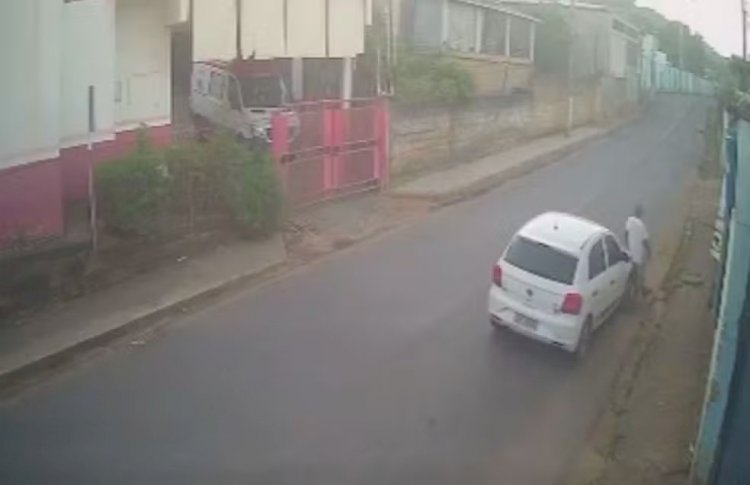 VÍDEO: Motorista foge após atropelar idoso que carregava carrinho de feira em MG