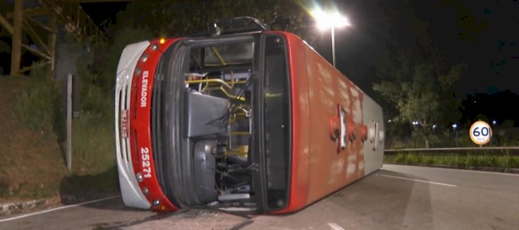 Ônibus com 20 passageiros tomba e deixa feridos na MG-030, em Nova Lima