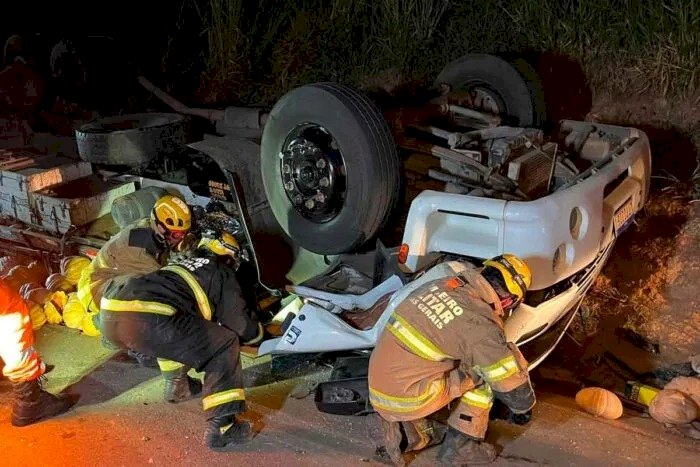 Caminhão carregado com abóbora tomba na BR-116 e motorista morre no local