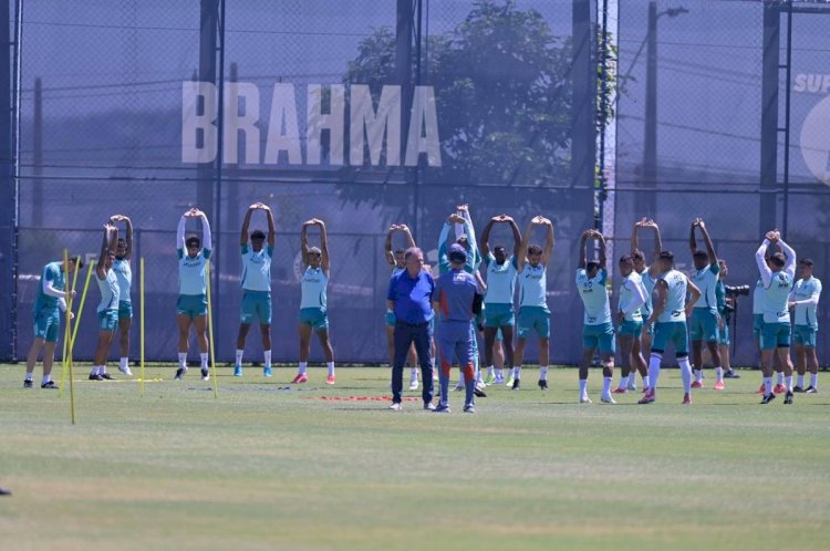 Sob olhares de Leonardo Jardim, jogadores do Cruzeiro treinam fundamentos na Toca II