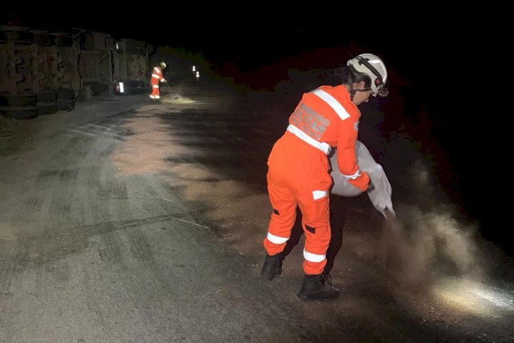 Caminhão com pizzas tomba e derrama óleo em rodovia