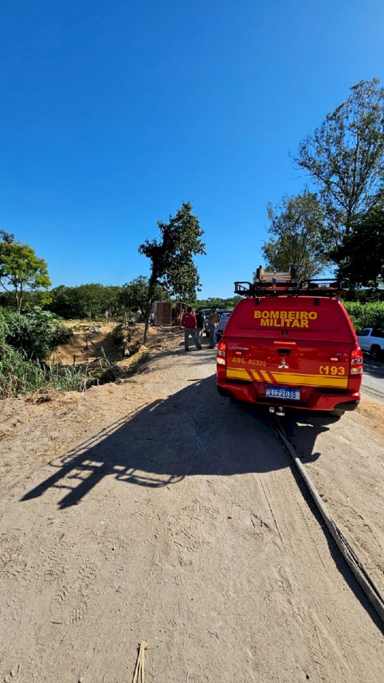 Carreta bitrem carregada de soja tomba e bate em dois carros; Sete pessoas ficam feridas