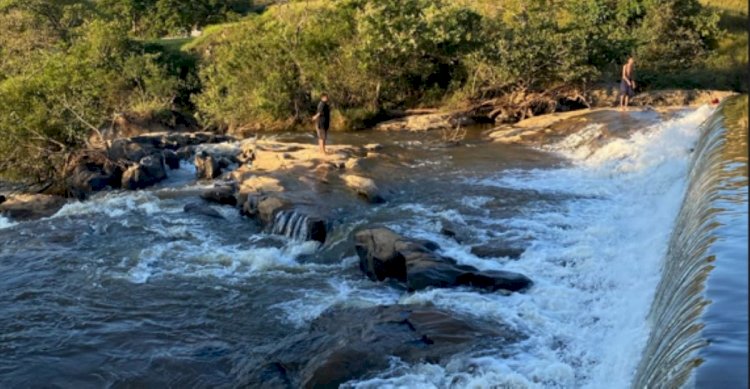 Jovens entram no rio das Mortes para nadar, ficam ilhados, e são salvos pelos bombeiros em MG