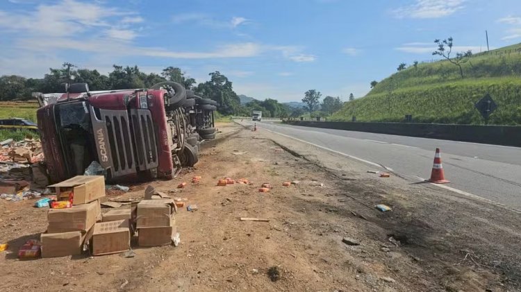 Caminhão tomba fora da pista e carga de biscoito é saqueada na Fernão Dias, em Itapeva, MG