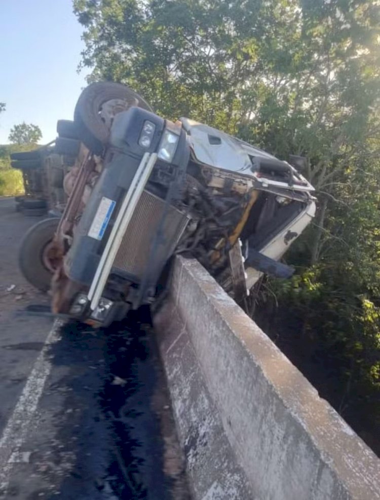 Motorista cai de ponte após tombamento de caminhão na MG-451