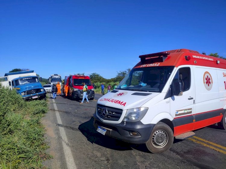 Motorista tenta ajustar quebra-sol, invade a contramão de rodovia, bate em caminhão e cinco se ferem