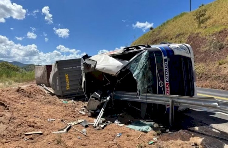 Carreta com contêineres carregados de café tomba na BR-116