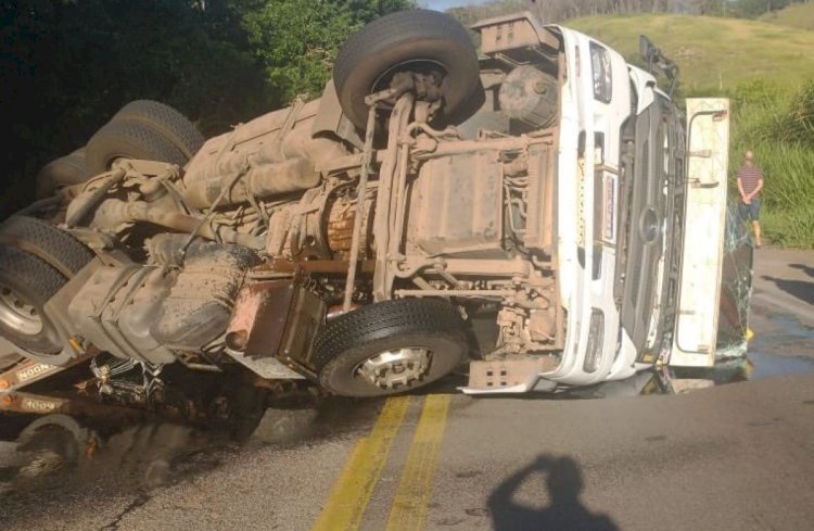 Vídeo mostra tombamento de carreta que interditou a BR-381 em MG; assista