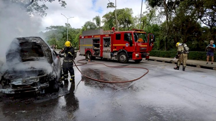 Carro pega fogo no campus da UFJF