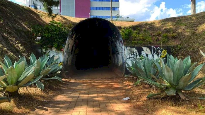 Pedestres reclamam de insegurança em túnel na Itamar Franco