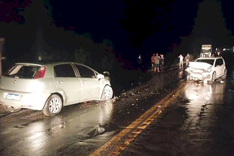 Carros colidem de frente na BR-265