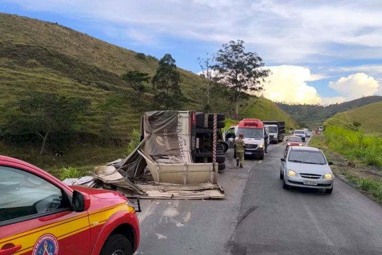 Carreta tomba em curva, invade contramão e para próximo a barranco na BR-267