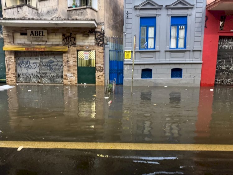 Chuva em São Paulo deixa um morto, mais de 100 mil pessoas sem luz e provoca caos