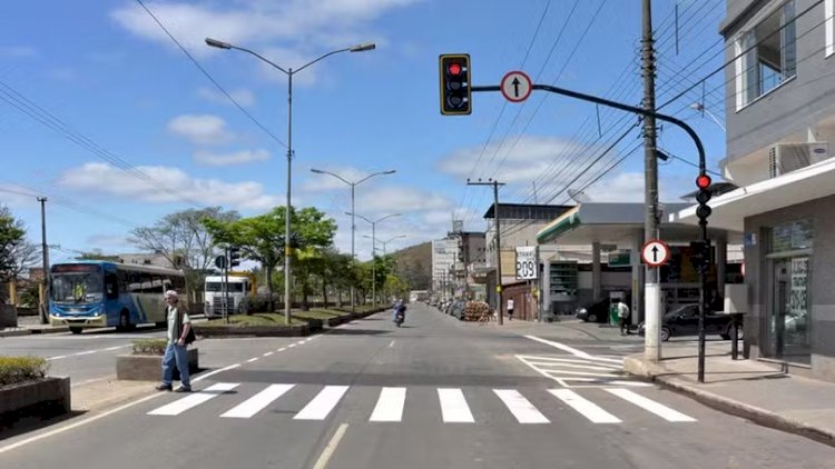 Motociclista morre após acidente com carro na Avenida JK, em Juiz de Fora