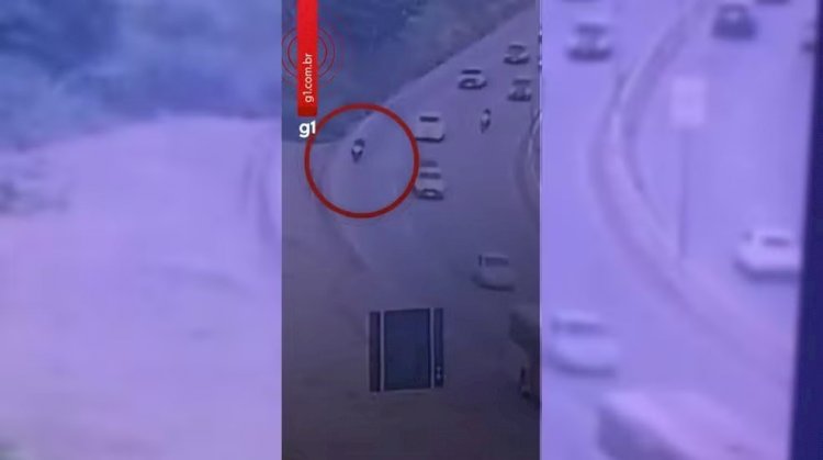 VÍDEO: policial militar perde controle de moto e é arremessado contra placa de trânsito