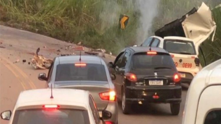 Acidente entre caminhão e dois carros deixa dois mortos em MG