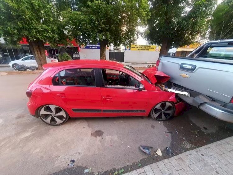 Motorista com sinais de embriaguez é preso depois de bater em caminhonete estacionada; ele usava uma tornozeleira eletrônica coberta com papel alumínio