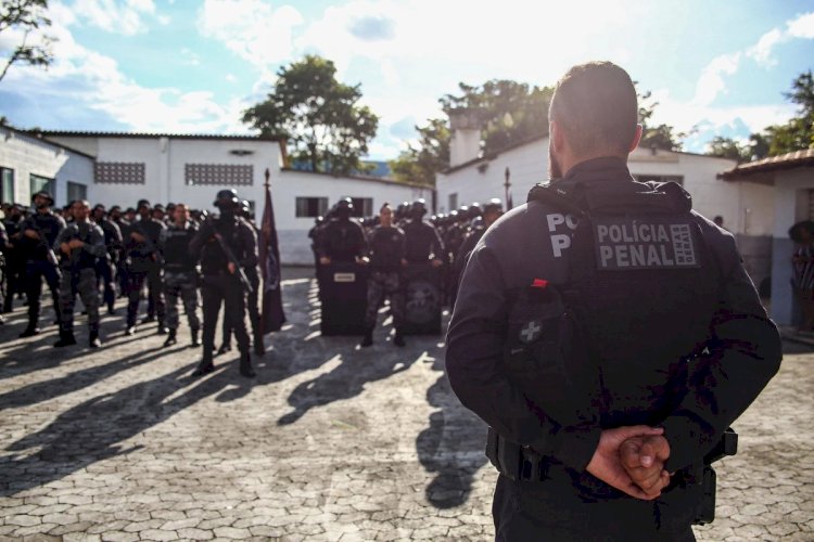 Policiais penais de MG ameaçam greve caso não haja recomposição salarial