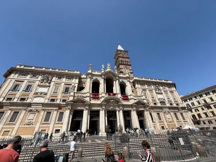 'O mundo está órfão', diz casal de Juiz de Fora que ficou horas na Praça São Pedro para ver o corpo do papa