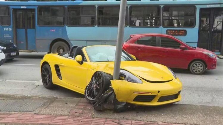 Porsche bate em poste de BH, motorista foge, e carro tem itens furtados