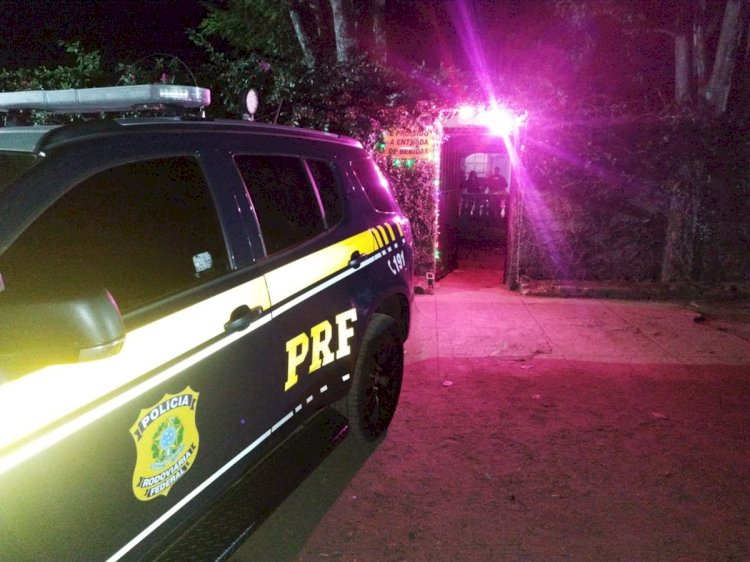 PRF descobre exploração de adolescentes em boate na BR-381 e prende responsável