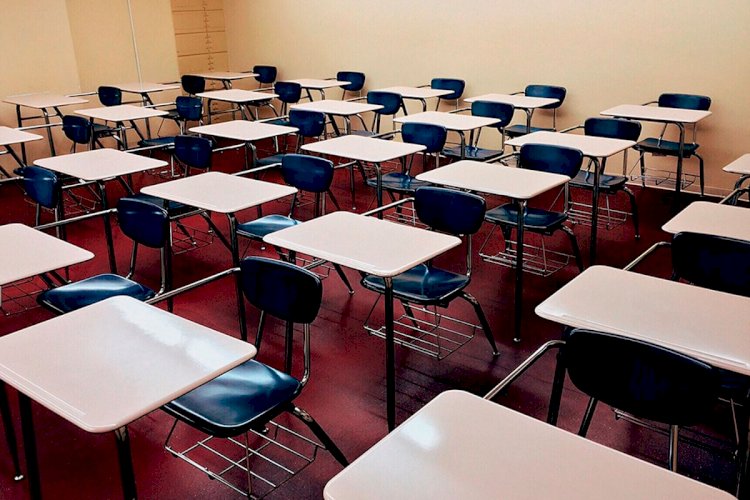 Faculdade deve indenizar aluna expulsa por beijo homoafetivo