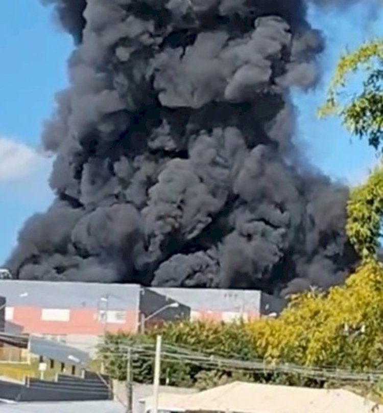 Vídeo: incêndio atinge fábrica de calçados e assusta moradores em Minas