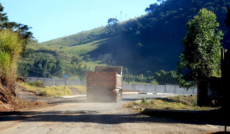 Acidente com micro-ônibus interrompe linha e moradores voltam a pegar ônibus na BR-267