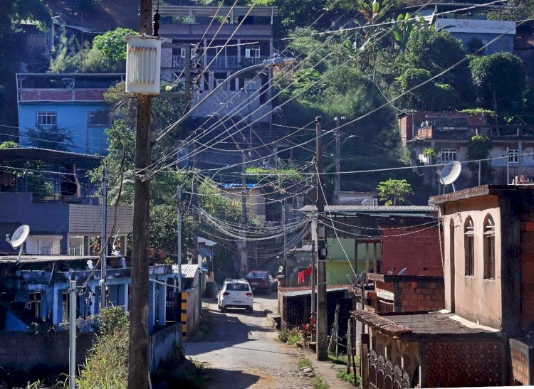 Acidente com micro-ônibus interrompe linha e moradores voltam a pegar ônibus na BR-267