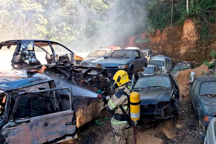 Incêndio atinge ferro-velho em São João del-Rei