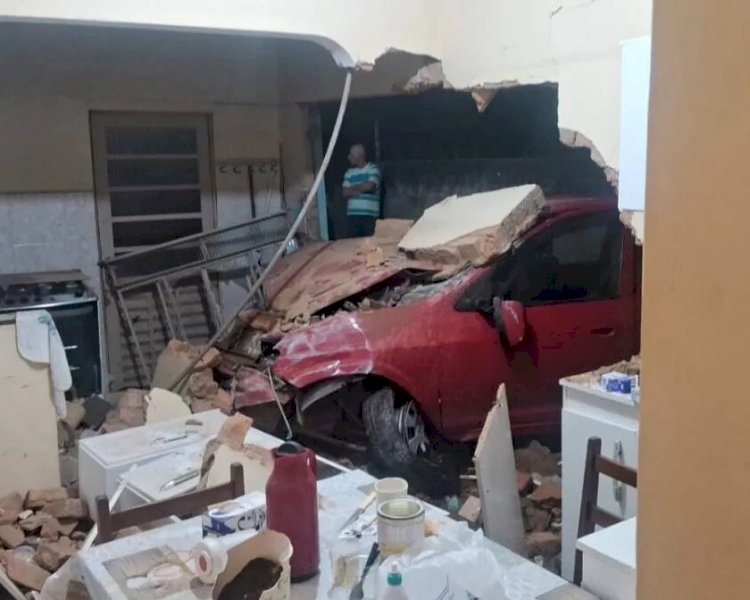 Ao desviar de animal na pista, idoso perde controle e carro invade casa em Barbacena