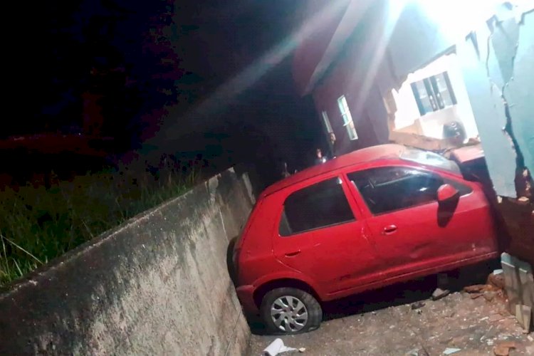 Ao desviar de animal na pista, idoso perde controle e carro invade casa em Barbacena