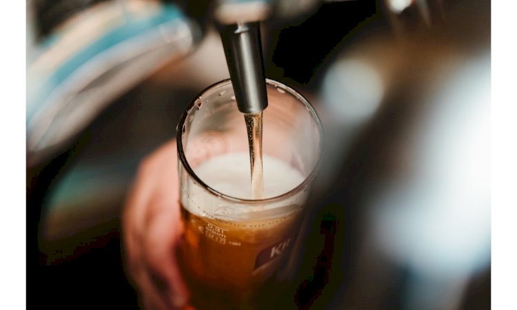 Ex-funcionário diz que era obrigado a beber 4L de cerveja por dia e processa Ambev